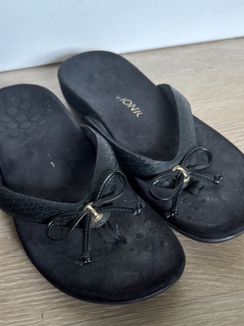Vionic Women's Bella Thong Sandals | Black Leather | Size 9